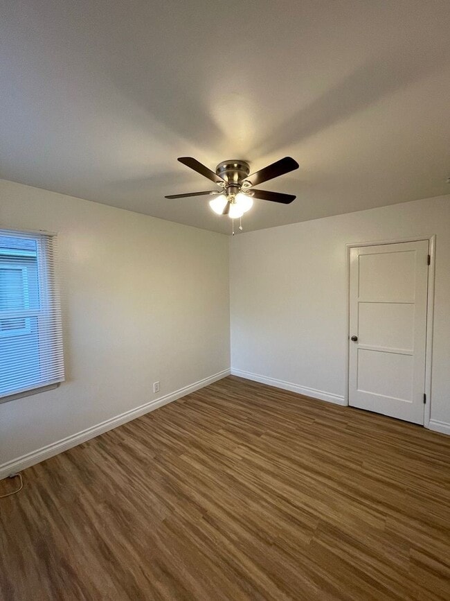 Building Photo - Long Beach 3 Bedroom 1.5 Bath House - 2 Ca...