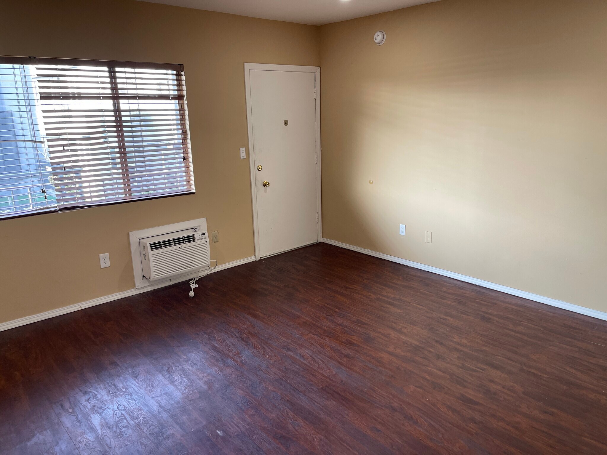 Building Photo - 1941 Wilcox Ave