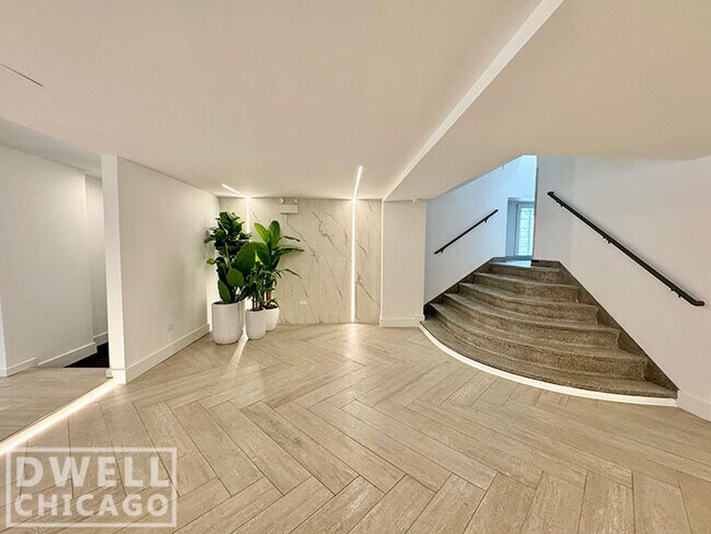 Building Photo - 901 W Carmen Ave