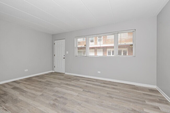 Interior Photo - 7806-7812 S Troy