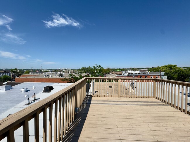 Building Photo - Beautiful 3Bed/2.5Bath Home in the City