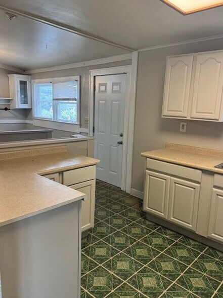 Building Photo - Westside Two Bedroom