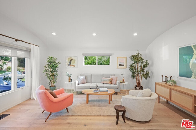 Building Photo - 1275 S Sycamore Ave