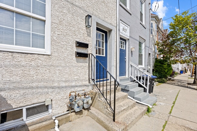 Building Photo - 300 E Elm St