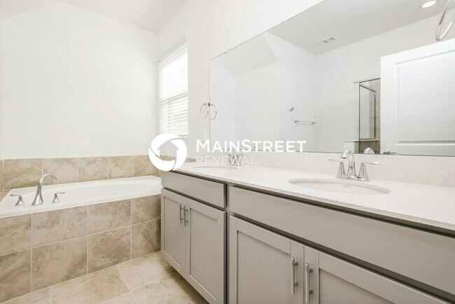 Building Photo - 4 Bedroom Pet-Friendly Home in St. Cloud, FL with Main Street Renewal