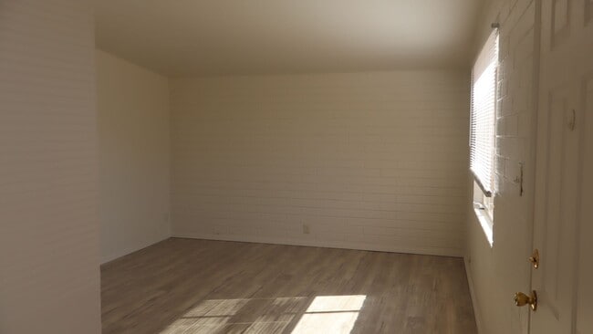 Building Photo - Cute House in Town