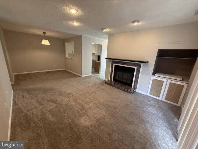 Building Photo - 10050 Oakton Terrace Rd