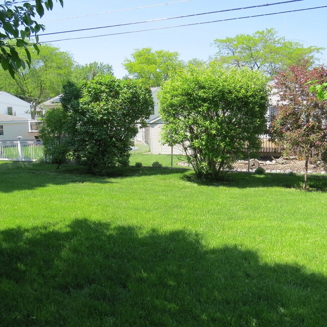 Building Photo - 252 Marilyn Ave