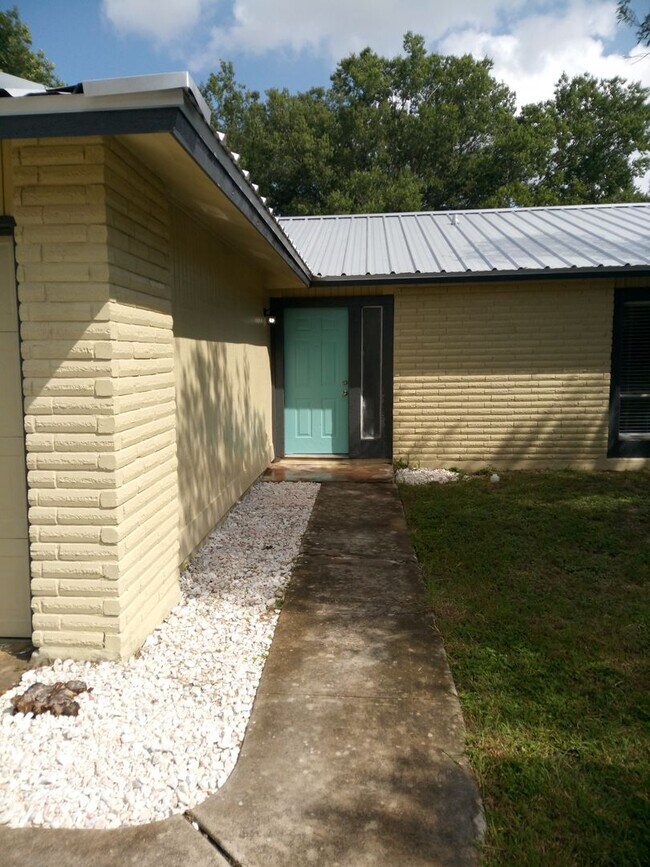 Building Photo - Stylish 3-Bedroom Home in Northwest San An...