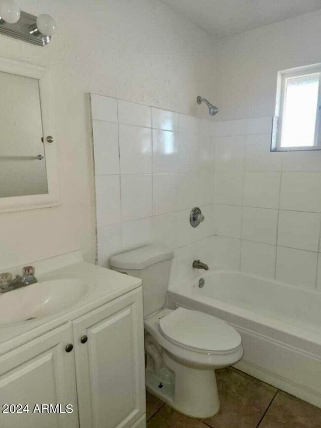 Building Photo - 2139 W Glenrosa Ave