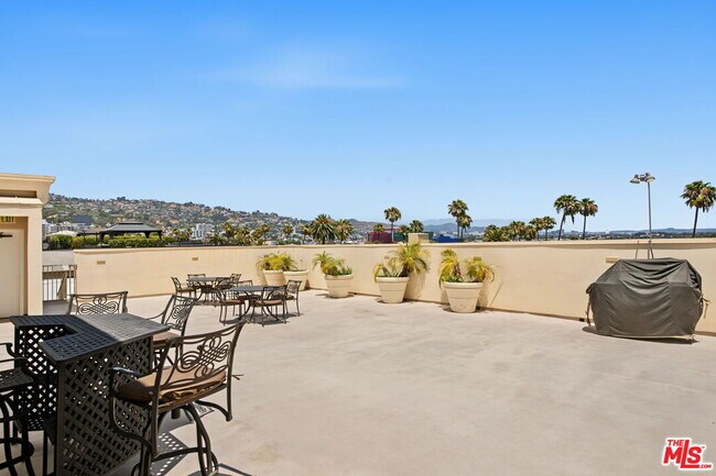Building Photo - 430 N Oakhurst Dr