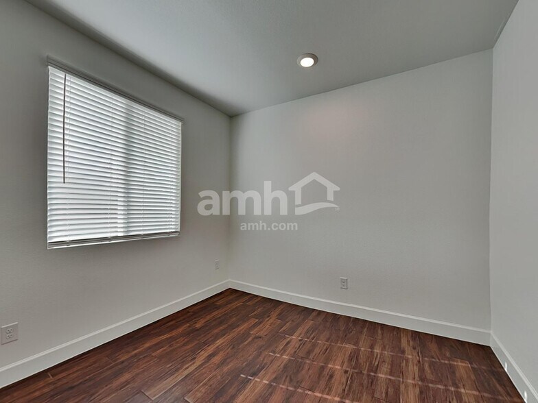 Building Photo - 6628 S 42nd Dr