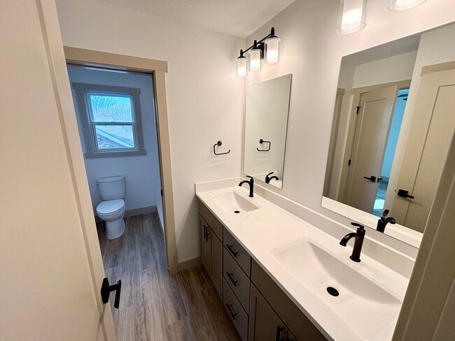 Building Photo - Newly Remodeled Home in the Heart of MHK!