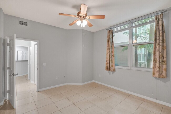 Building Photo - 2421 NE 65th St