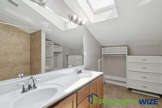 Building Photo - 303 S Washington St