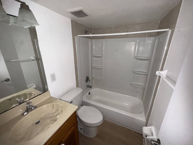 Building Photo - 6509 Dumont Ave