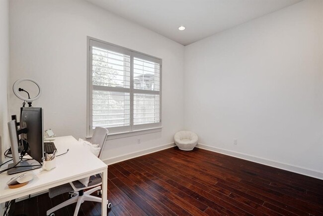 Building Photo - 6533 E Hill Dr