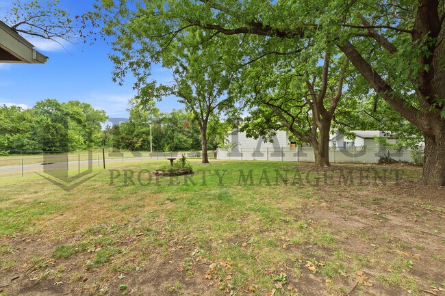 Building Photo - 428 Peach Tree Ln