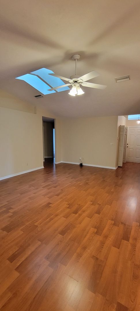 Building Photo - 3/2: Enjoy this nice spacious home in Sunrise.