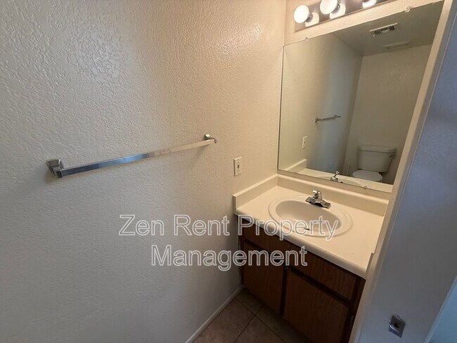 Building Photo - 2843 E Marconi Ave