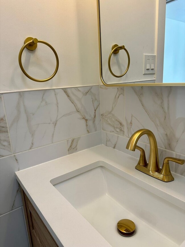 Building Photo - Fully renovated, bright, and spacious 3-bedroom, 1.5-bath home in an amazing location.