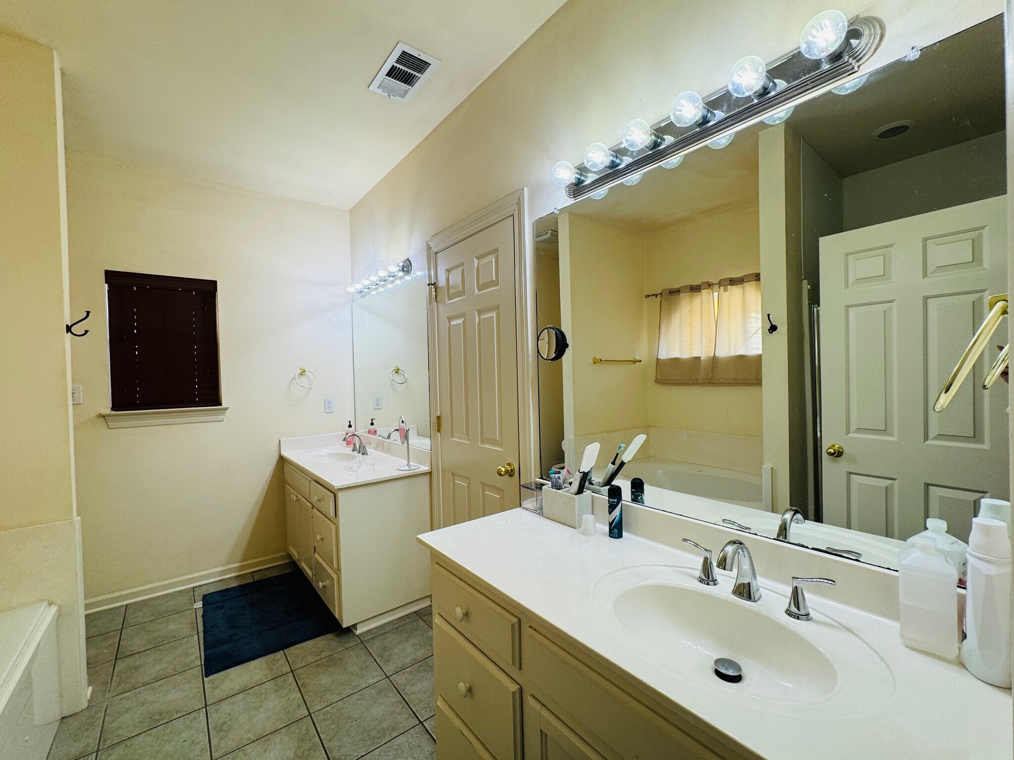 Building Photo - 5578 Arialo Dr