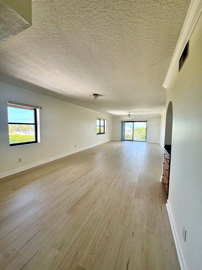 Building Photo - Live the ultimate beachside lifestyle!