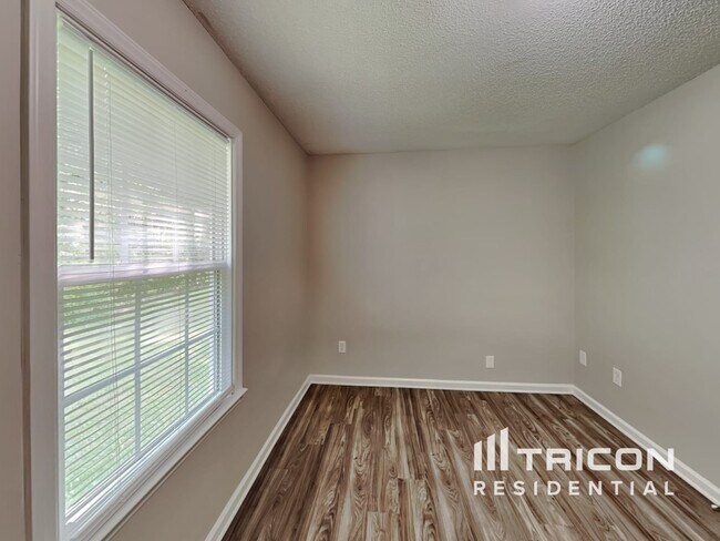 Building Photo - 2437 River Chase Dr