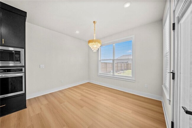 Building Photo - 951 Moksha St