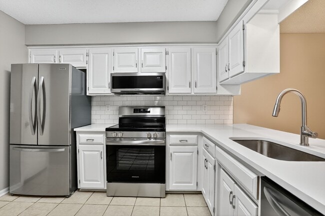 Building Photo - Renovated 3BR/2.5BA Townhome in Blue Valley Schools with Full Basement & 2-Car Garage