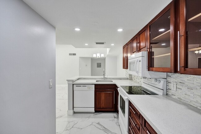 Building Photo - Renovated and Updated 2 Bed, 2 Bath Condo ...