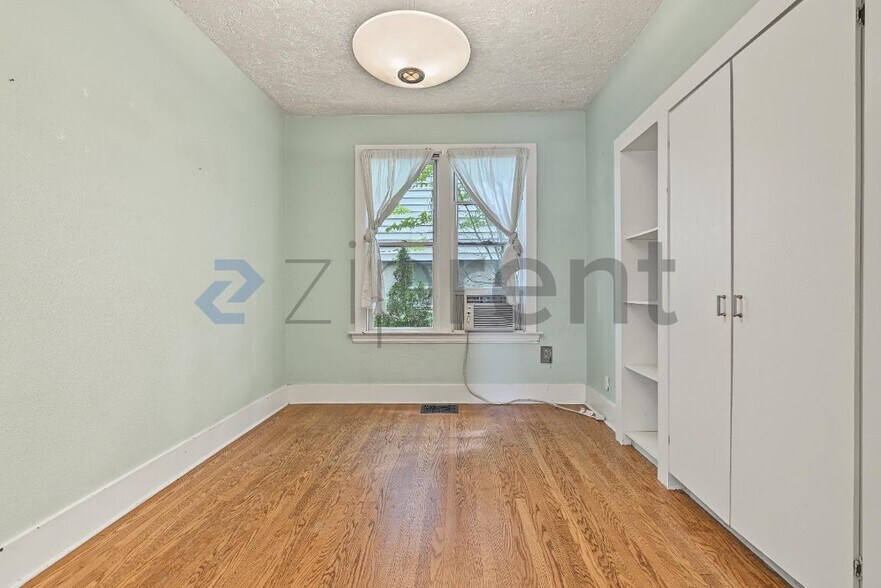 Building Photo - Unit A