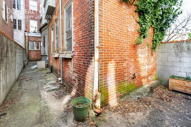 Building Photo - 523 Pine St