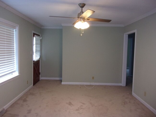 Building Photo - 3 Bedroom Brick Ranch Home on Large Lot