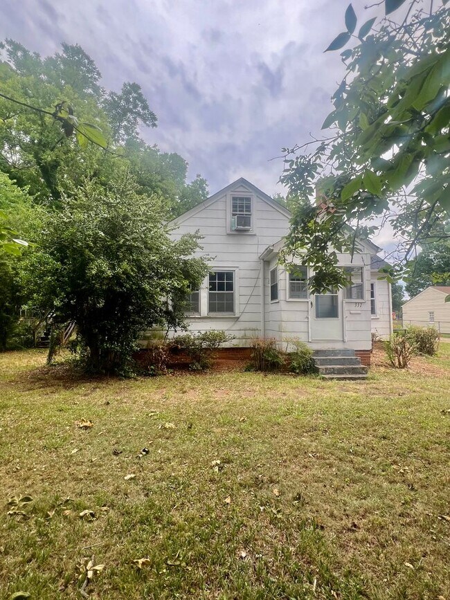 Building Photo - Three bedroom, 1 bath house with studio apartment in Burlington