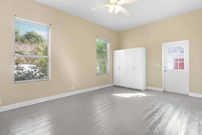 Building Photo - 704 Grape Ave
