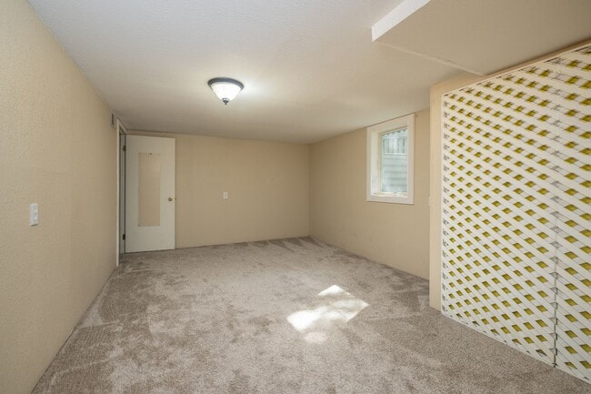 Building Photo - Cute midtown home for rent - pet friendly