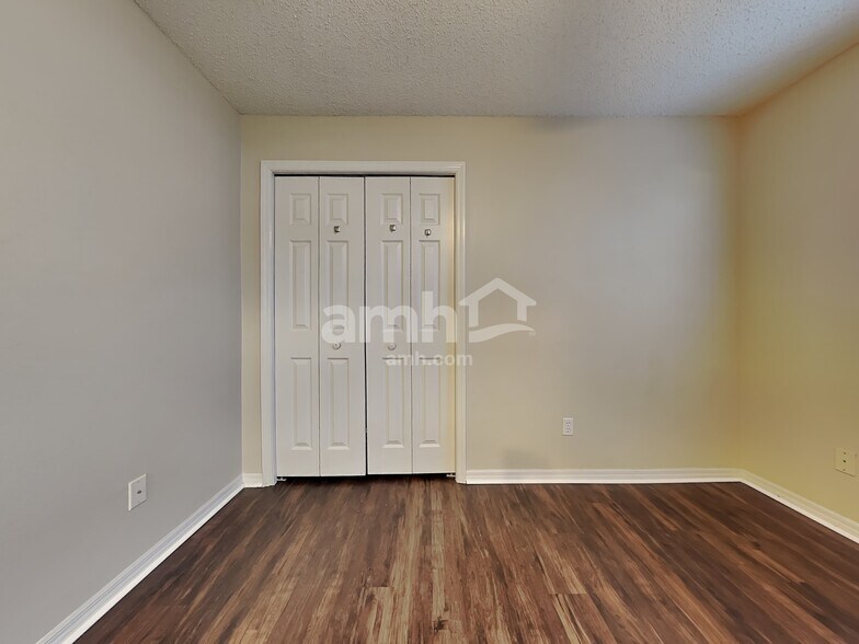 Building Photo - 17758 Oak Bridge St