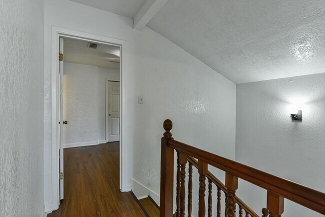 Building Photo - 1128 Royal Crest Dr