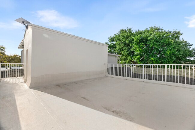Building Photo - 240 Santa Lucia Dr
