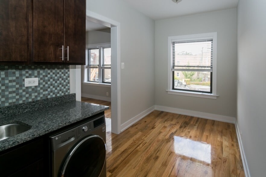 Building Photo - 2249 W Wilson Ave