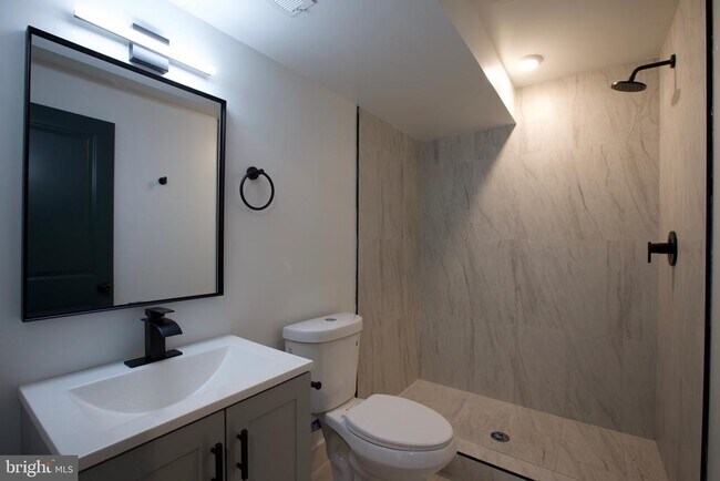 Building Photo - 1224 W Silver St