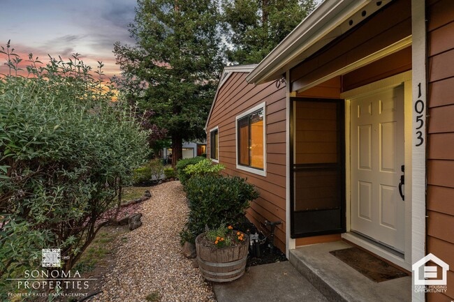 Building Photo - Beautifully Maintained Duplex in Glen Ellen
