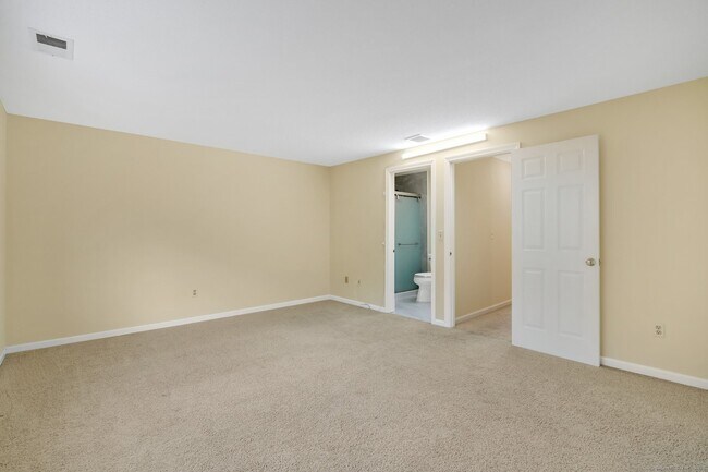 Building Photo - 94 Oak Ridge Dr