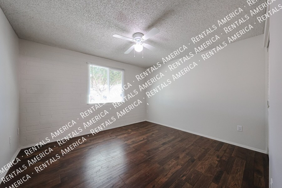 Building Photo - 3550 E Voltaire Dr