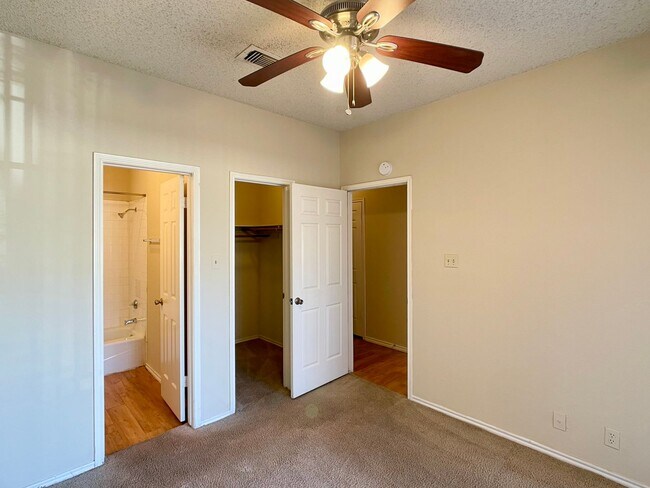 Building Photo - Central/UT 2/2 Apartments PRELEASE 8/15/2025