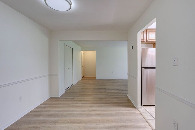 Building Photo - 2 BR/2 BA Garden Level Condo