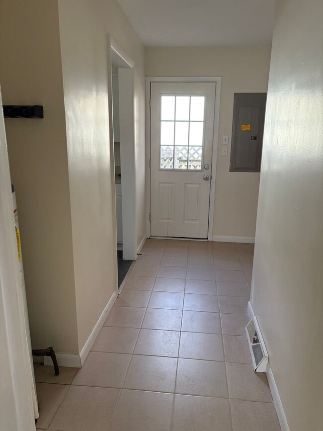 Building Photo - 3 Bedroom/1 Bath home for Rent