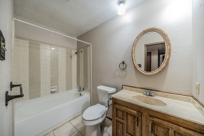 Building Photo - Move-In Ready 3-bed 2-bath!