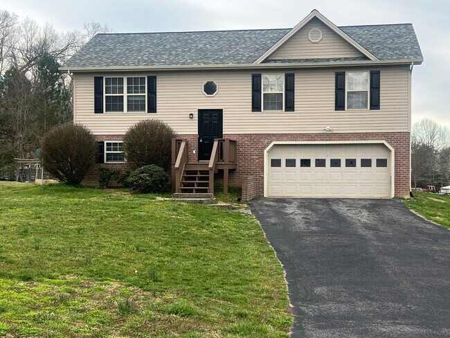 Building Photo - 3 bedroom / 2 bath + den located in Jonesborough